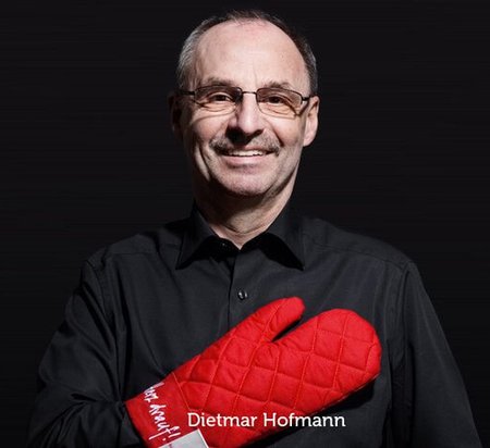 Küchenstudio Dietmar Hofmann in Oberursel | Dietmar Hofmann mit Freundschaftssymbol roter Handschuh
